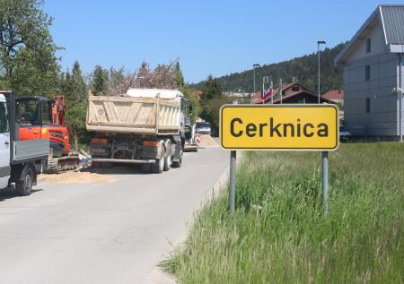 POLAGANJE OPTIČNEGA KABLA IN OBNOVA VODOVODA  CERKNICA 05 FOTO LJUBO VUKELIČ